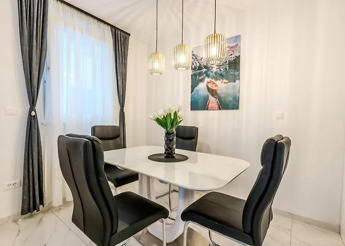 Modern Cityscape 2-bedroom Terrace *