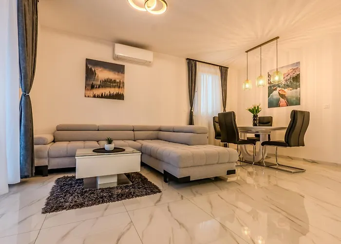 Modern Cityscape 2-bedroom Terrace Apartman Split
