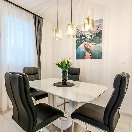 Modern Cityscape 2-bedroom Terrace *