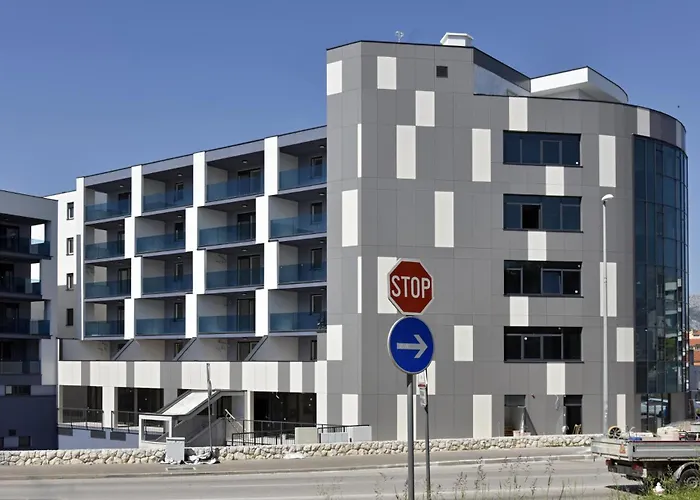 Modern Cityscape 2-bedroom Terrace * Split