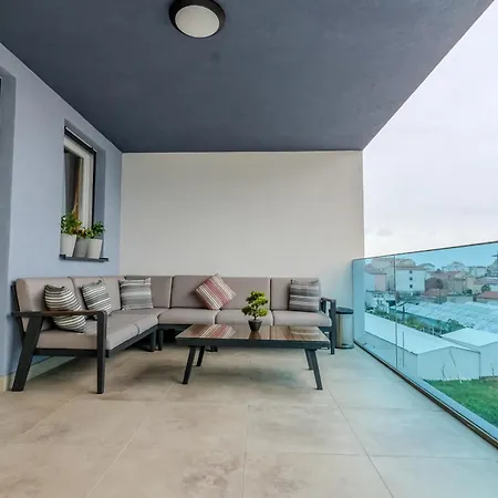 Modern Cityscape 2-bedroom Terrace Apartamento Split