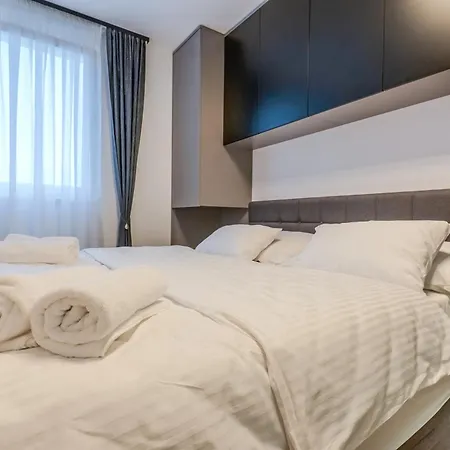 Apartment Modern Cityscape 2-bedroom Terrace *