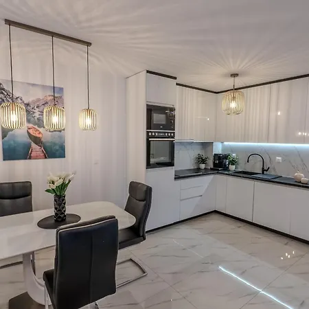 Apartment Modern Cityscape 2-bedroom Terrace Split