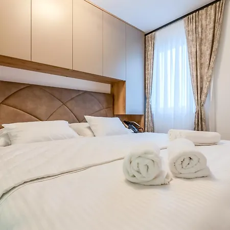 Апартаменти Modern Cityscape 2-bedroom Terrace