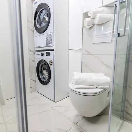 Modern Cityscape 2-bedroom Terrace Apartment *