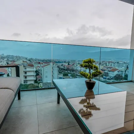 Apartment Modern Cityscape 2-bedroom Terrace Split