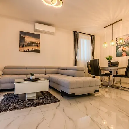 Modern Cityscape 2-bedroom Terrace Apartamento Split