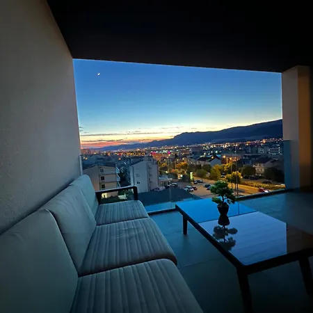 Modern Cityscape 2-bedroom Terrace Lejlighed *