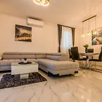 Modern Cityscape 2-bedroom Terrace Apartment Split